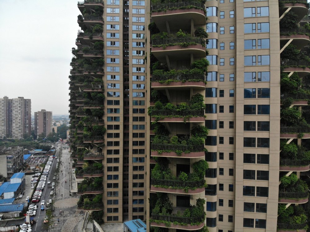 该小区为中国国内首个第四代住房项目,家家户户的阳台成为私家花园,种