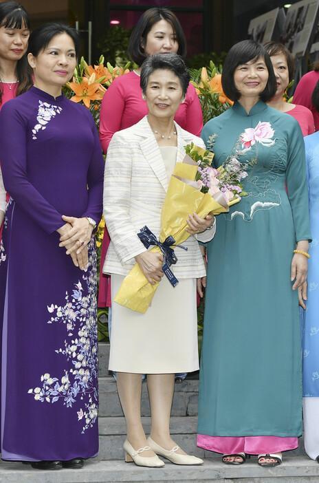 日本第一夫人首出访结束,打扮朴素慈母贤内助人设,比安倍妻子低调获