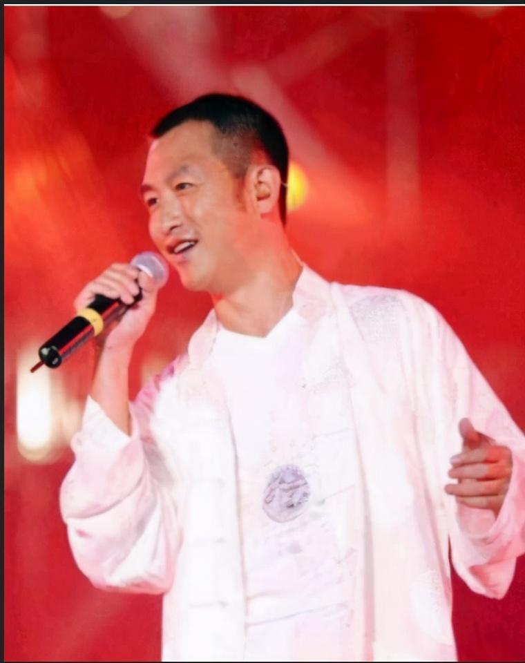 痛心!著名歌手因《大中国》一夜成名,34岁却死在母亲怀里