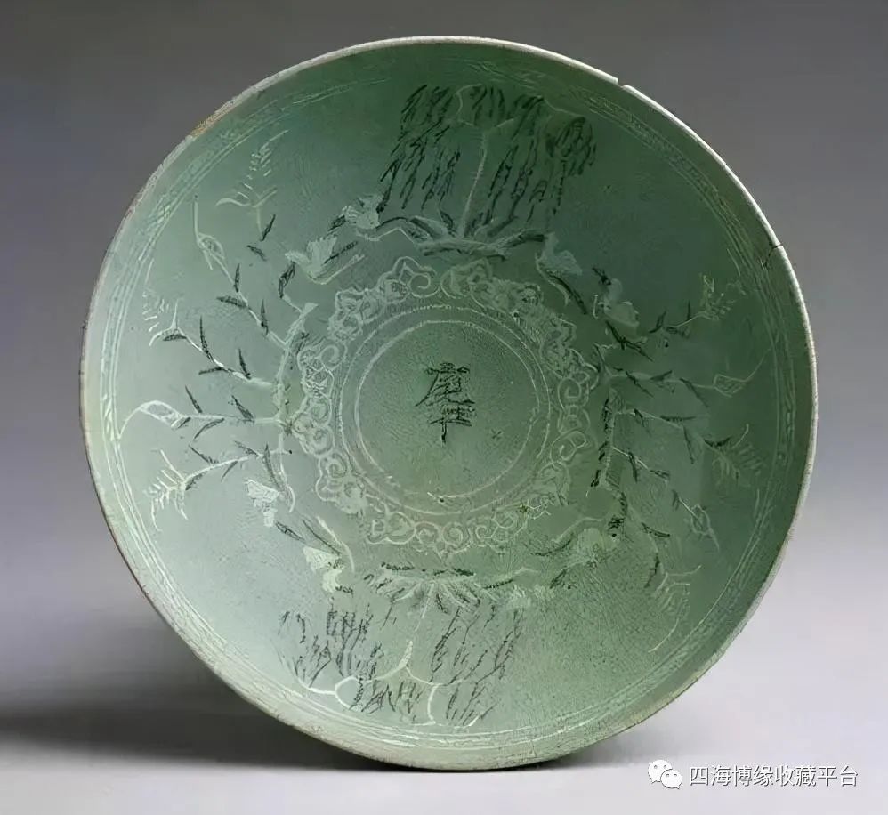 高丽青瓷纹饰中最有代表性的云鹤纹取法于宋辽绘画的技法,生动逼真
