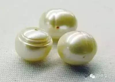 珍珠表面常见的瑕疵包括腰线,隆起(丘疹,尾巴),凹陷,皱纹(沟纹),破损