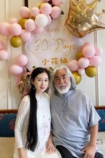69岁张纪中近照,头发发白身体硬朗,38岁老婆小鸟依人