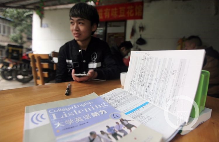 组图:外卖小哥凭英文短信成网红 自学英语立志