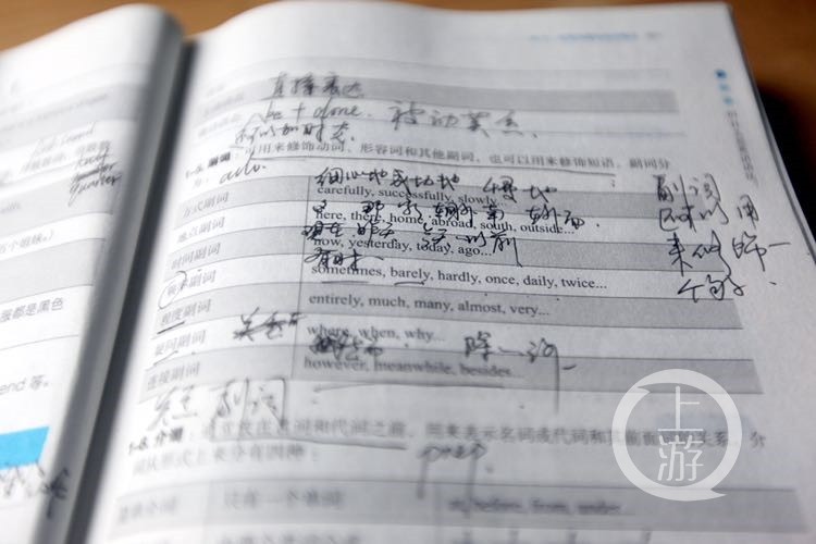 组图:外卖小哥凭英文短信成网红 自学英语立志