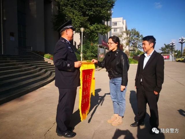 陆良一女子大街上晕厥,巡特警及时送医化险情