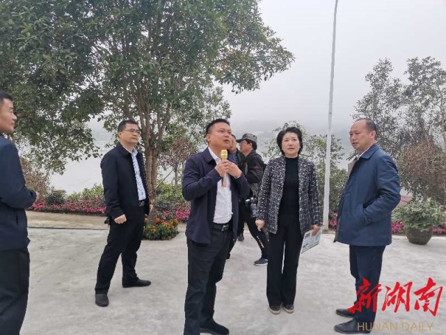 湘西州建设美丽湘西工作流动现场会在泸溪县浦市镇五果溜村召开