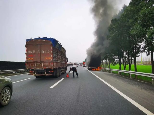 浓烟滚滚成都高速一辆大货车突发起火