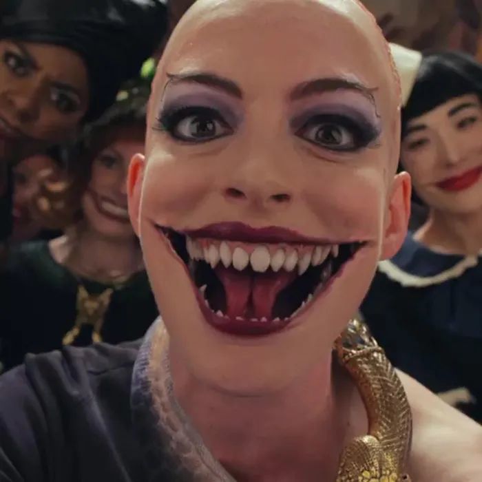 omg!这咧着嘴,笑得很阴森的女巫竟然是安妮·海瑟薇(anne hathaway)!