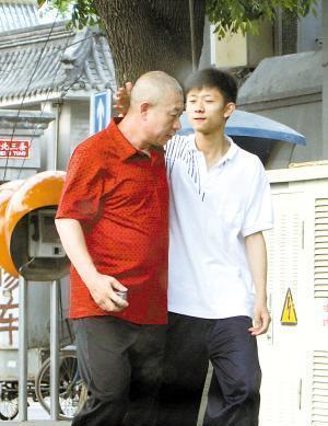 张一山"隐瞒"二十多年的父亲,是我们身边的他,父子都很优秀!