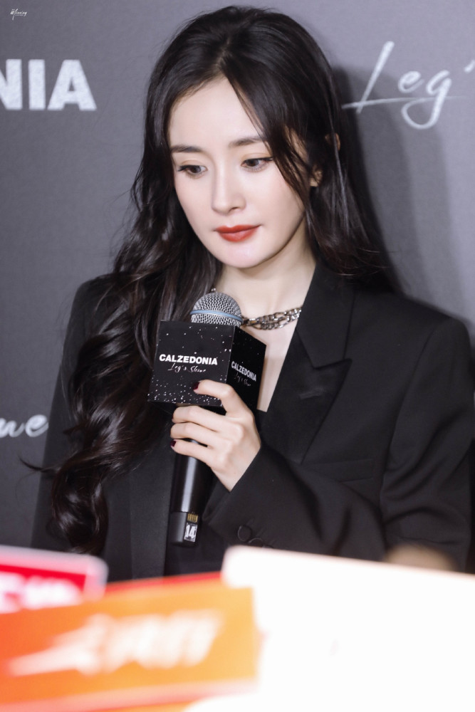 杨幂这是什么颜值!黑色也能穿出性感妩媚,一秒切换时尚风格