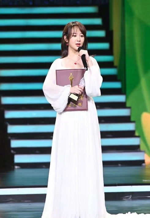 杨紫本身长得就很甜美,像这种纯白颜色的连衣裙,其实也是挺适合她的.