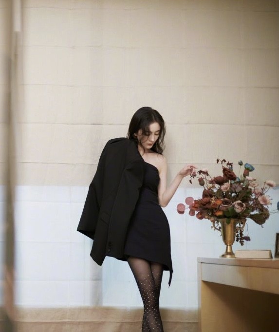 终于不是少女穿搭风!杨幂黑西装配性感丝袜,变腹黑女总裁太真实