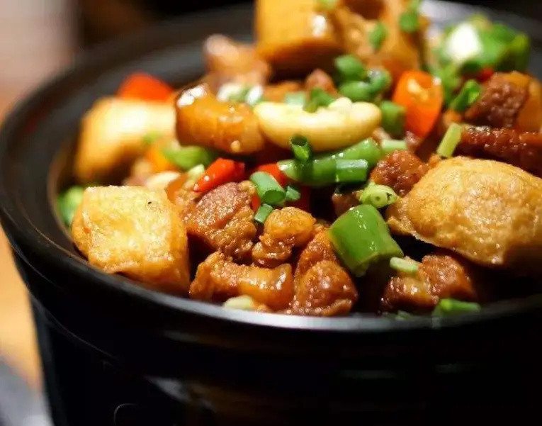 红烧肉焖油豆腐这样做,鲜香入味肥而不腻,入口即化汤汁浓厚!_腾讯新闻