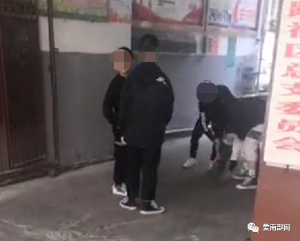 关注疑似校园暴力南部学生在校外打架