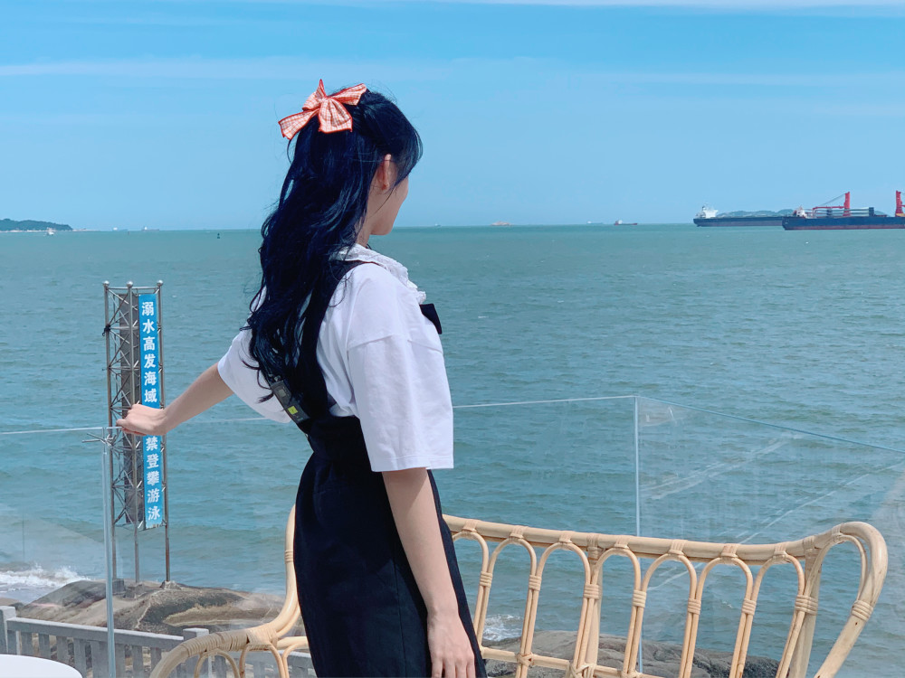 程潇海边录节目心情大好,面对镜头卖萌,大胆秀出"最胖女团腿"
