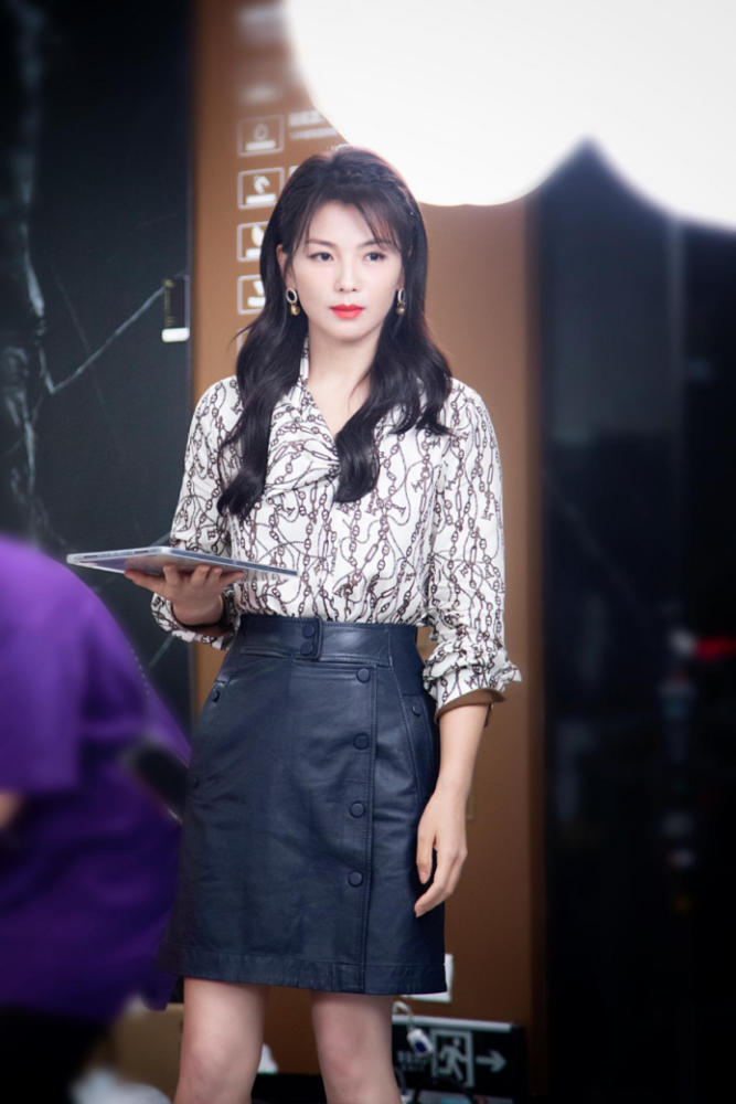 刘涛人到中年身材不输年轻女明星,穿露肩礼服秀直角肩