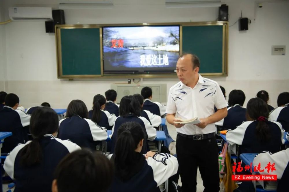 是一名初中语文教师目前在闽侯八中任教今年42岁的张伟已持续20年参与