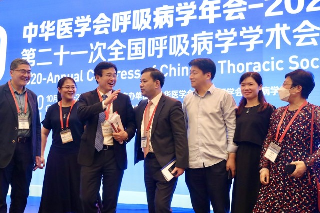 医学院院校长王辰院士(左三)在呼吸病学年会开幕式后与参会代表合影