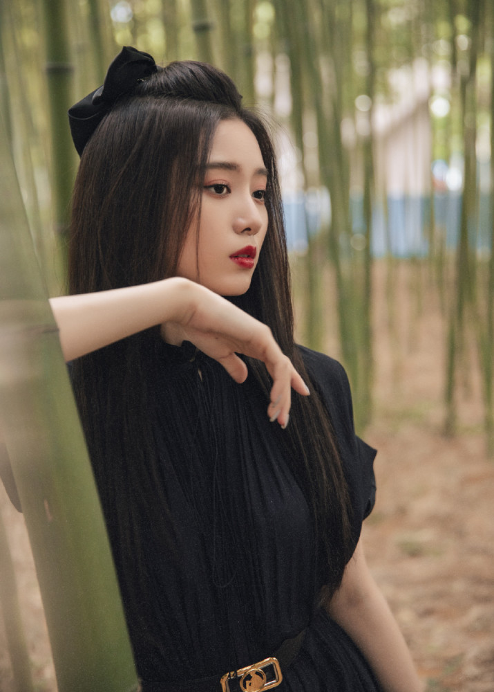 徐艺洋黑裙竹林气质美图分享