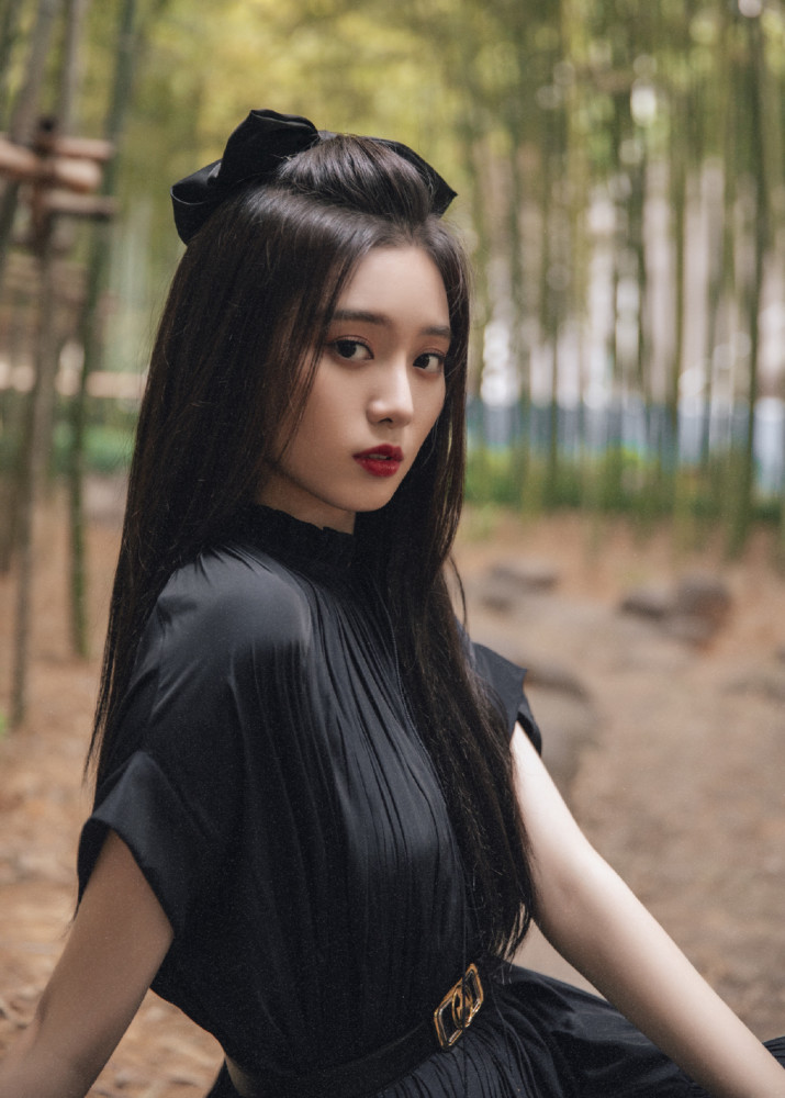 徐艺洋黑裙竹林气质美图分享