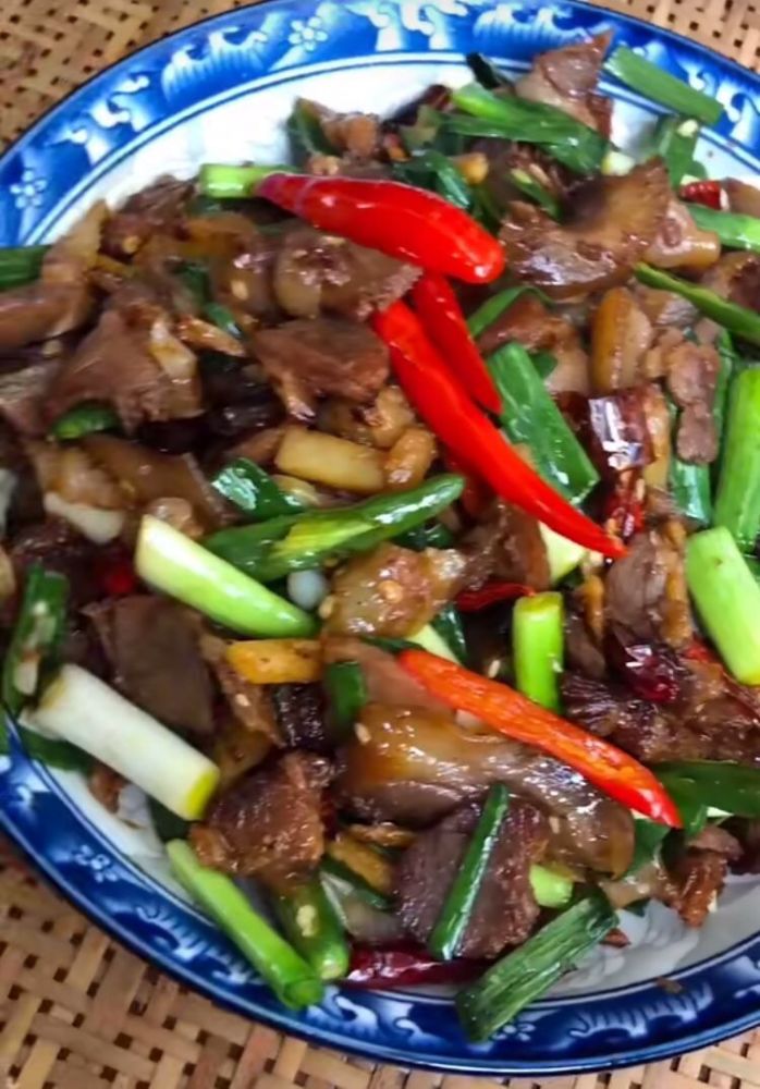 它被称为"穷人的下酒菜",肥而不腻,香辣可口,端上桌就