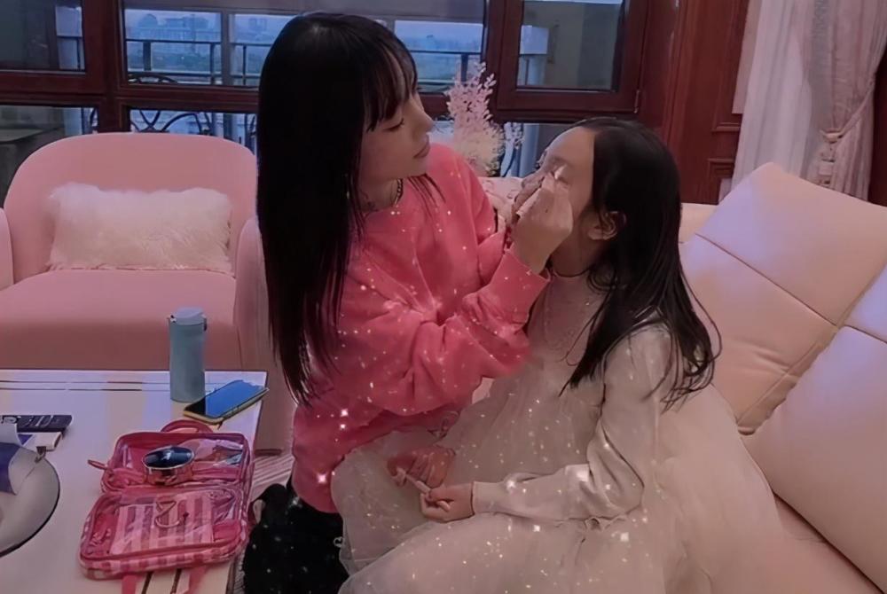 李小璐跪地为甜馨化妆,意外曝光甜馨"小豁牙,母女互动太温馨