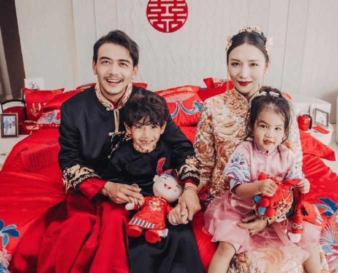 杨烁女儿站c位领舞儿子室外隔着玻璃为妹妹笔芯加油太暖了