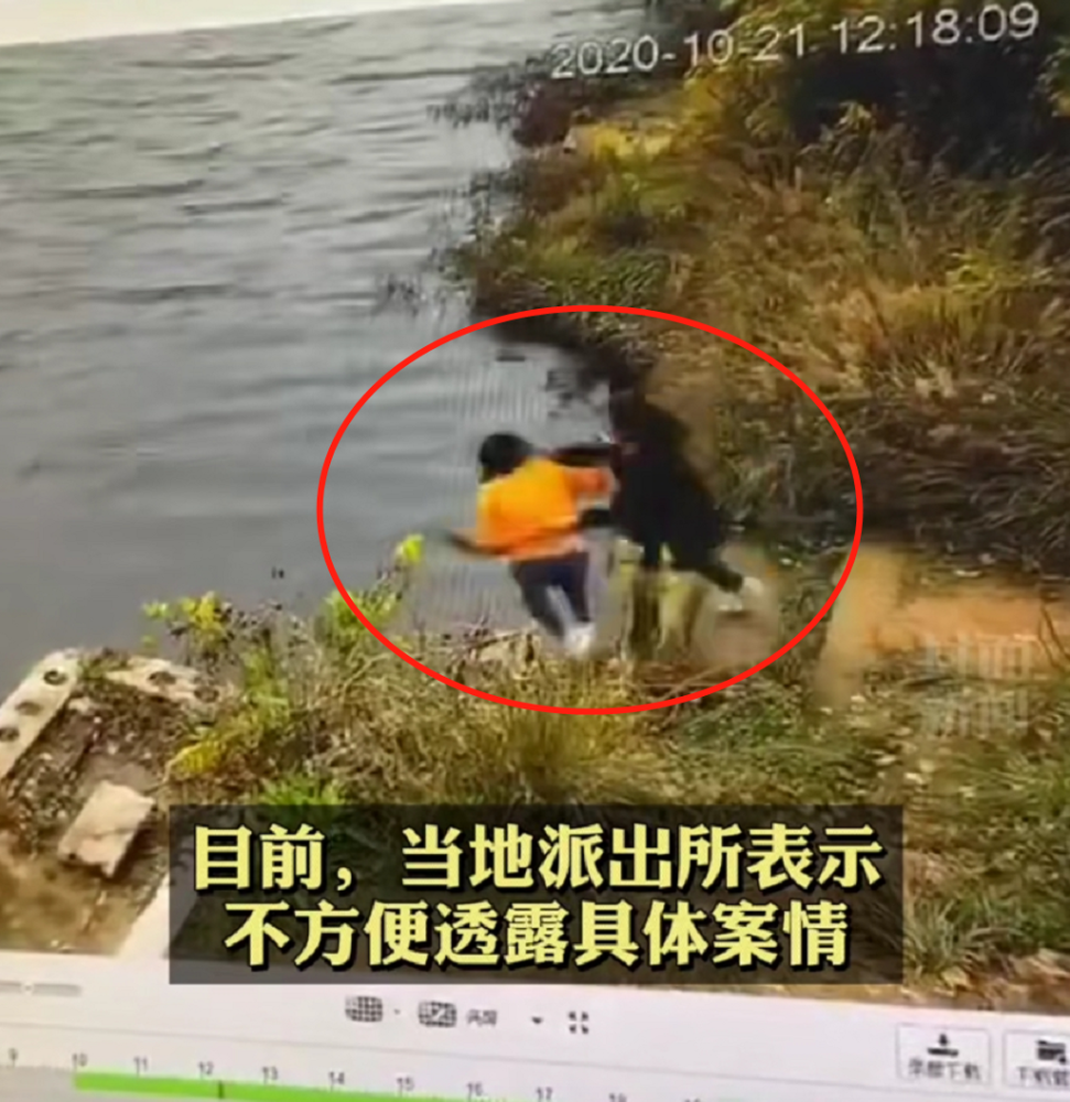 南京一女子系鞋带时被同伴推下水库,落水后还被死死压住!