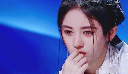 鞠婧祎新剧开播,和同公司艺人剧中比美,却因妆容被吐槽包袱太重