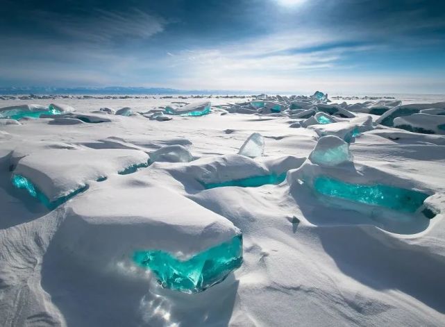 蓝色冰晶,是贝加尔湖上每年都会出现的奇景. 摄:alexey trofimov