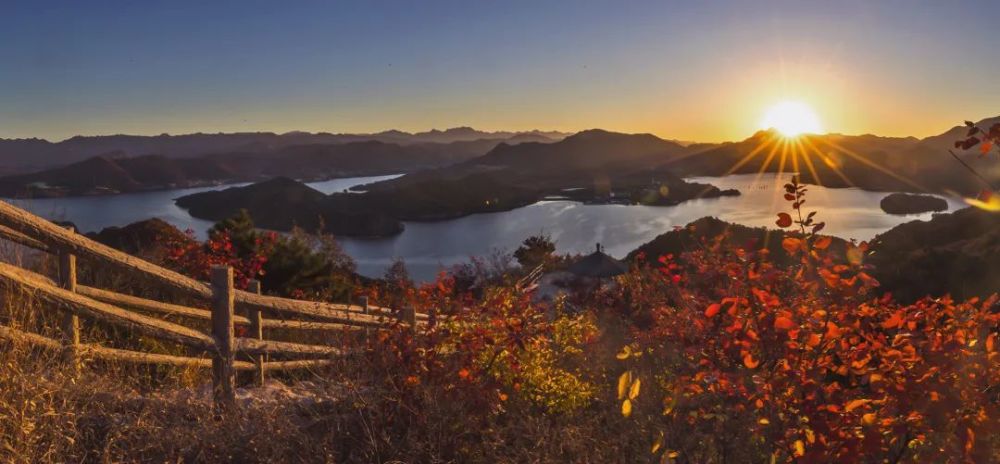 10月24日,主题为"平湖秋叶 层林尽染"北京·金海湖红叶节在平谷区