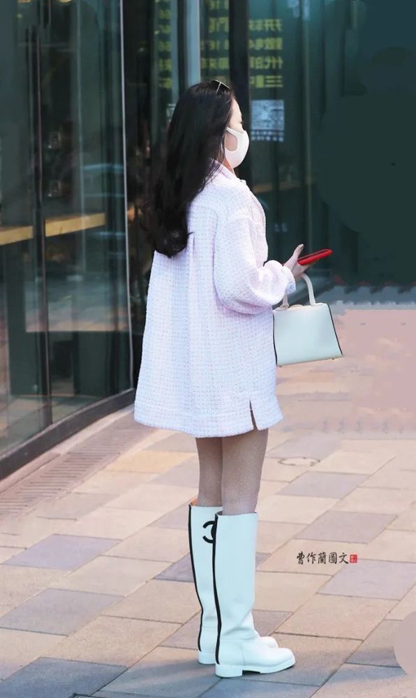 街拍选择白色高筒靴的美女