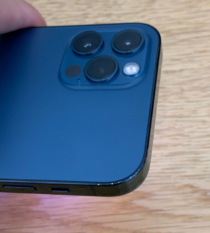 iphone12首碎,背面破碎严重,网友:看了心疼