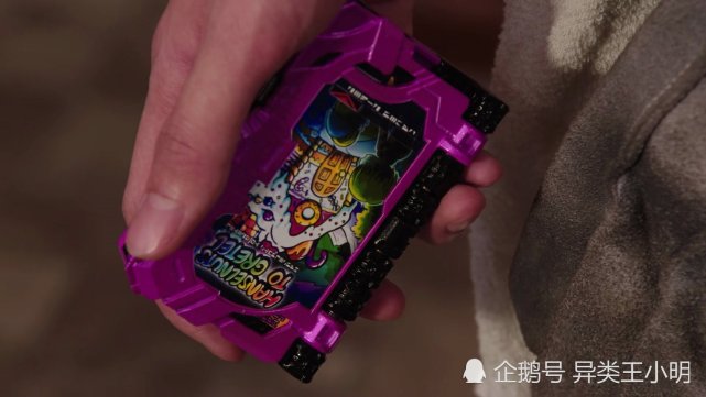 假面骑士圣刃:东映很细节,榴莲姐头顶有惊喜,品红骑士