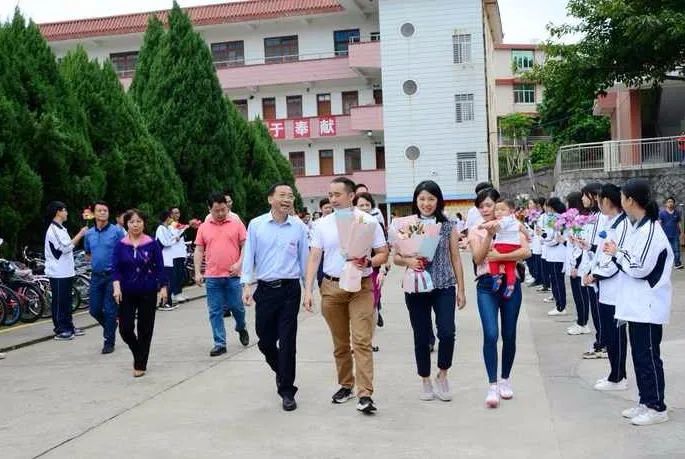 李耀升,杨美盈伉俪在永春八中 身在异乡,情系桑梓.