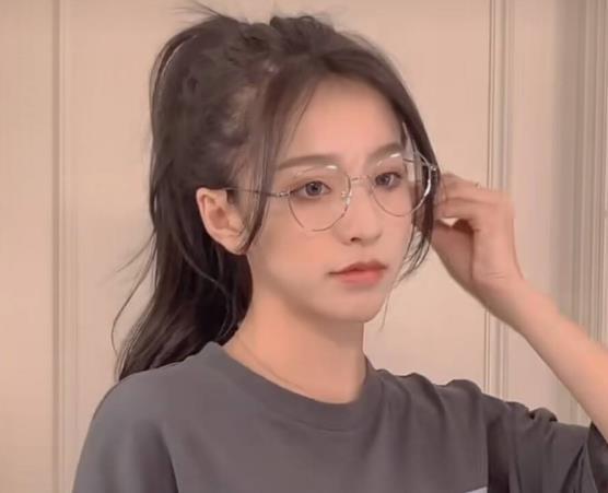 离开了美颜滤镜,刘思瑶真实颜值曝光,其实脸并没那么