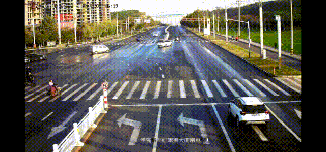 林州市"t"形路口右侧没有道路,红灯可以直行吗?