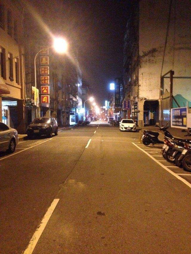 新疆喀什突发疫情,店面关门,街上空无一人