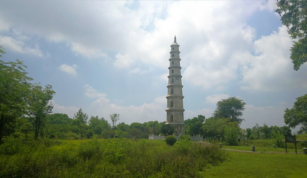 江西吉安县本觉寺塔千年古塔焕然生辉