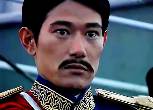 2001年,电视剧《走向共和》开拍.矢野浩二在该片中出演明治天皇一角.