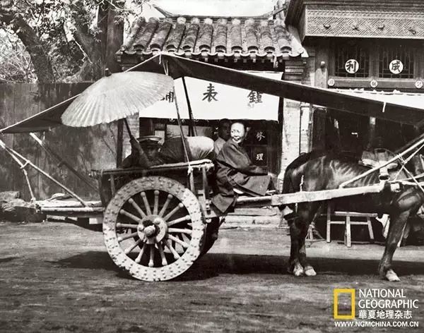 1927年,中国北方,带顶篷的马车.