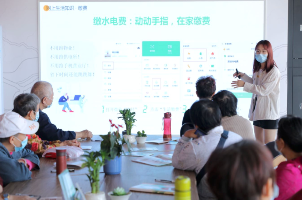 话题丨地铁上眯眼看手机的老人,离融入互联网还有多远