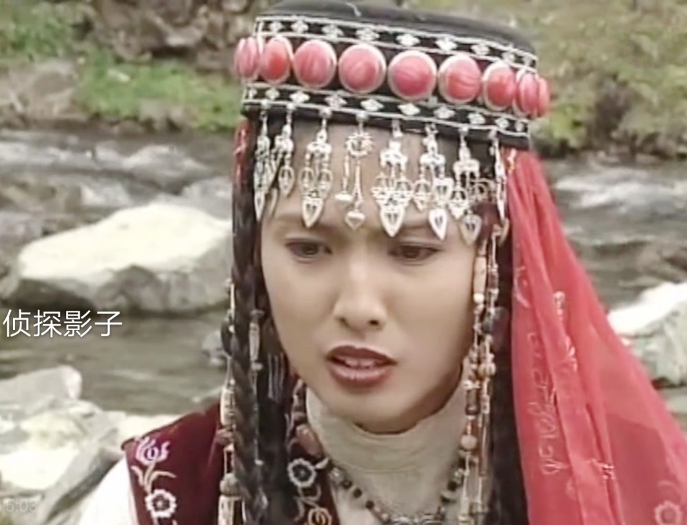 女主哈玛雅自幼跟着师傅练霓裳生活在与世隔绝的天山,师傅一直待她