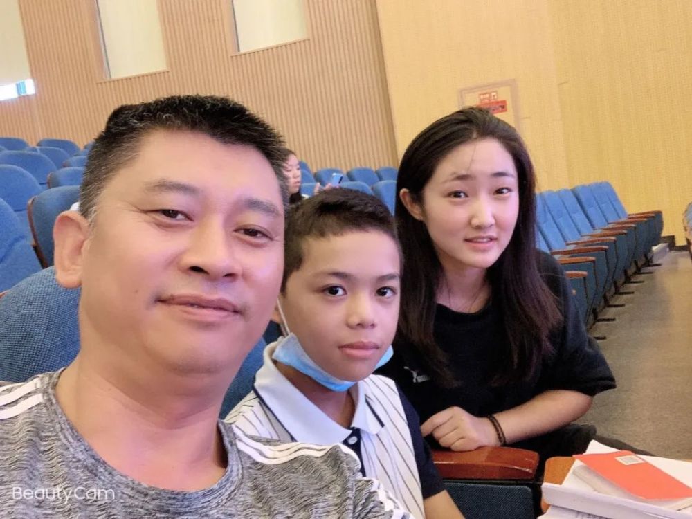 马霖指导学生参加凉山州宪法知识竞赛荣获第一名的好成绩