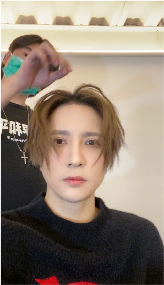 昨日,薛之谦晒了自己三张怼脸自拍,并表示自己在备战双十一.