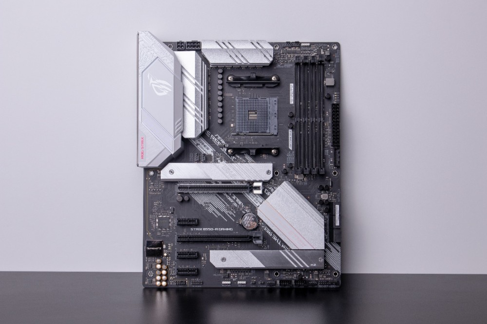 有颜有实力,你的zen3游戏主机就需要rog b550-a吹雪