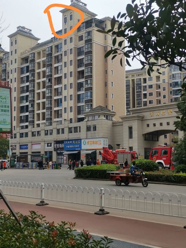 萍乡东方巴黎有人欲跳楼