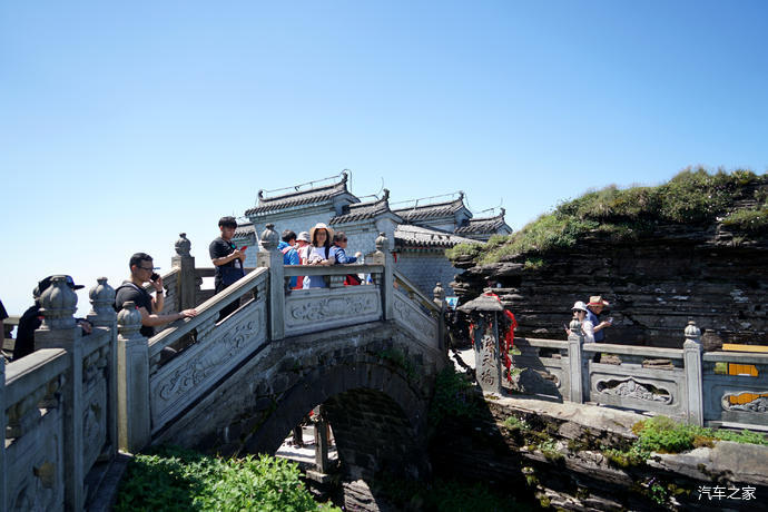 承恩寺,位于新老金顶之间,是梵净山寺庙群的主体建筑,为梵净山四大皇