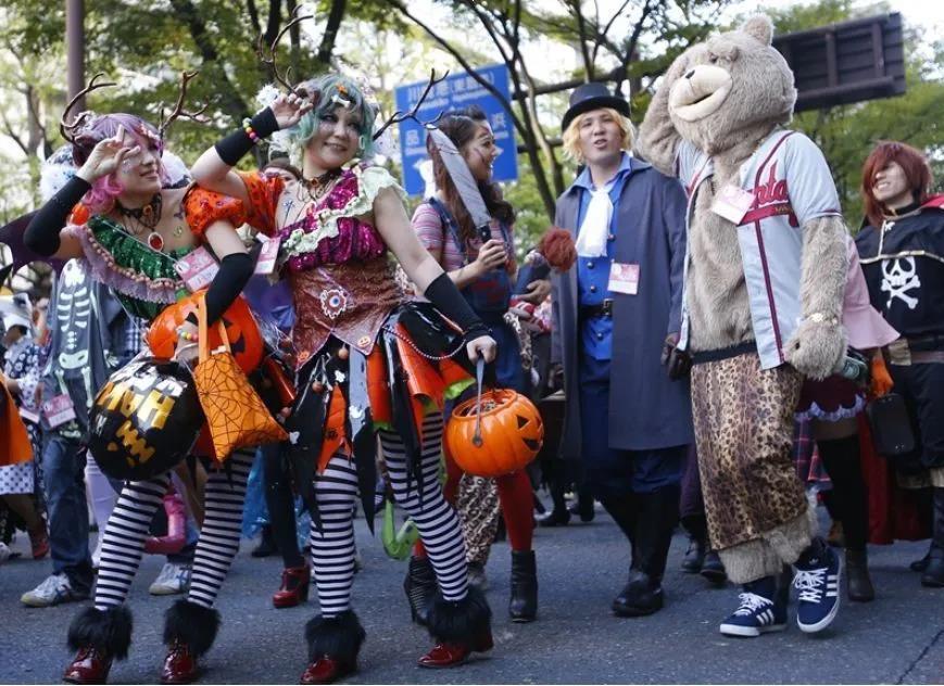 疫情下日本迎来时隔46年的"满月万圣节,涩谷请求不要来