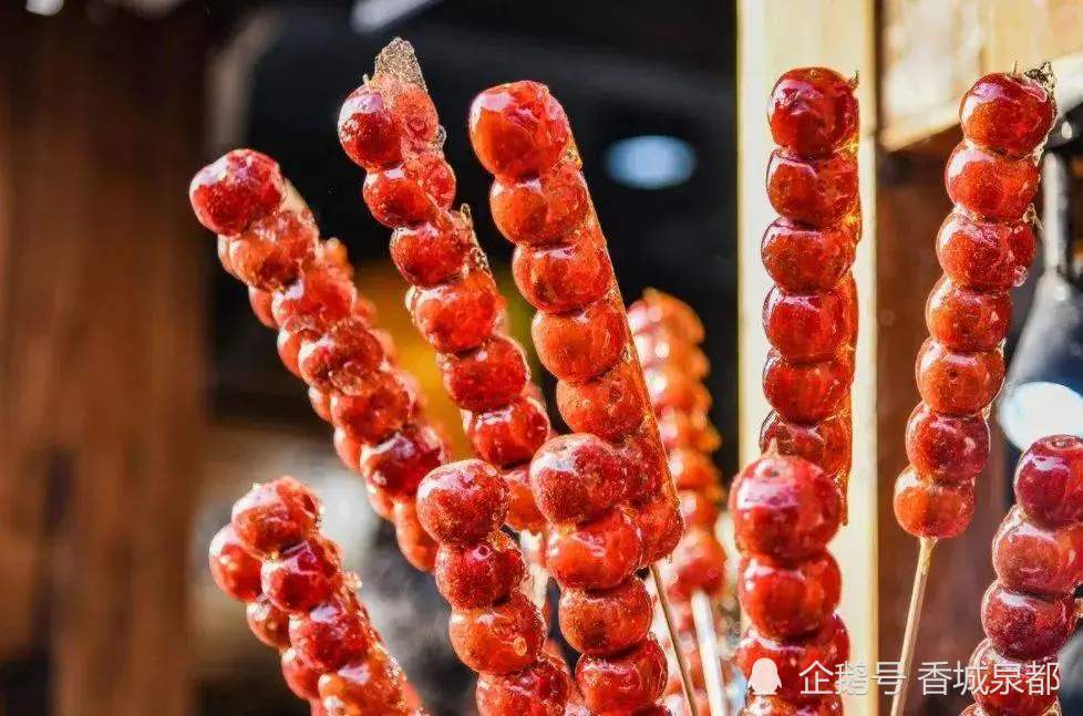 恶心坏了！糖葫芦小贩用唾液沾芝麻被拍下